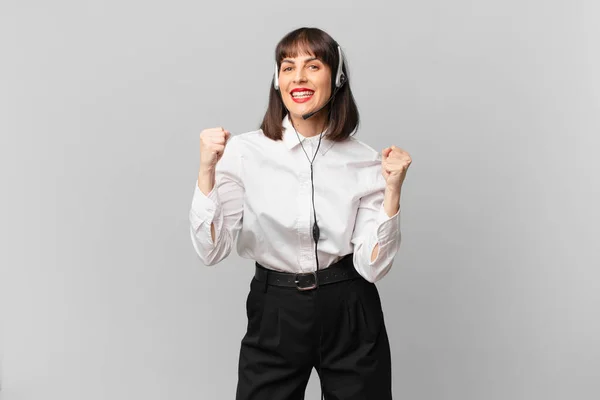 Telemarketer Frau Ist Schockiert Aufgeregt Und Glücklich Lacht Und Feiert — Stockfoto