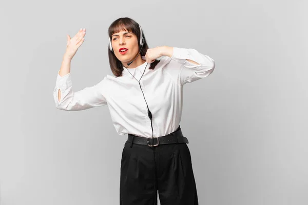 Telemarketer Vrouw Zich Gestrest Angstig Moe Gefrustreerd Trekken Shirt Nek — Stockfoto