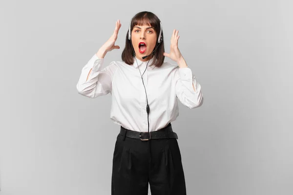 Telemarketer Vrouw Schreeuwen Met Handen Omhoog Lucht Zich Woedend Gefrustreerd — Stockfoto