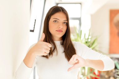 Güzel bir kadın kafası karışık, bilgisiz ve kararsız hissediyor, iyi ve kötü seçenekleri farklı seçeneklerle tartıyor.