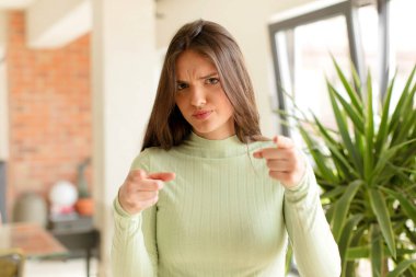 Güzel bir kadın kamerayı iki parmağıyla ve kızgın bir ifadeyle sana görevini yapmanı söylüyor.