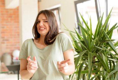 Güzel bir kadın tiksinti ve mide bulantısı hisseder. İğrenç, kokuşmuş ya da kokuşmuş bir şeyden uzak durur.