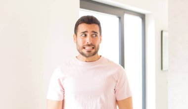 Yakışıklı adam endişeli, stresli, endişeli ve korkmuş, panikleyen ve dişlerini sıkan