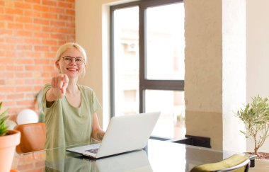 Tatmin olmuş, kendine güvenen, dostça gülümseyen ve seni seçen güzel bir öğrenci.