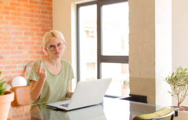 Güzel öğrenci kızgın, sinirli, isyankar ve agresif orta parmağını sallayarak karşılık veriyor.