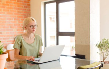 Güzel bir öğrenci üzgün, üzgün ya da kızgın. Olumsuz bir tavır takınıyor, anlaşmazlık içinde kaşlarını çatıyor.