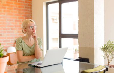 Güzel öğrenci düşüncesi, kuşkulu ve kafası karışık, farklı seçenekleri olan, hangi kararı vereceğini merak eden.