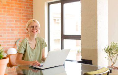 Güzel öğrenci mutlu bir şekilde gülümsüyor. Kendine güvenen, olumlu, gururlu ve arkadaş canlısı bir tavırla.