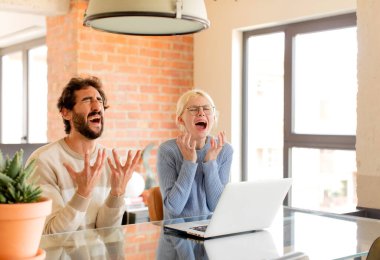 Genç çift umutsuz ve hayal kırıklığına uğramış görünüyor, stresli, mutsuz ve sinirli, bağırıyor ve çığlık atıyor.