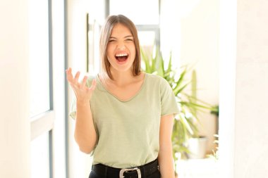 Güzel bir kadın sinirli, sinirli ve hayal kırıklığına uğramış görünüyor. Senin neyin var? 