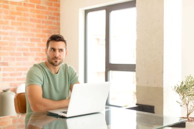 Yakışıklı bir adam üzgün, üzgün ya da kızgın. Olumsuz bir tavır sergiliyor, anlaşmazlık içinde kaşlarını çatıyor.