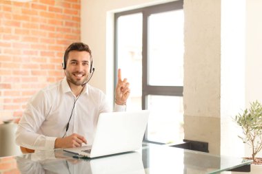 Yakışıklı pazarlamacı gülümsüyor ve arkadaş canlısı görünüyor, bir numara ya da ilk eli önde, geriye doğru sayıyor.