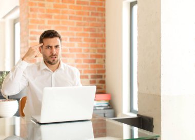 Yakışıklı iş adamı kafası karışık ve şaşkın hissediyor. Deli, deli ya da aklını kaçırmış olduğunu gösteriyor.