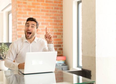 Yakışıklı iş adamı bir fikri fark ettikten sonra mutlu ve heyecanlı bir dahi gibi hisseder, neşeli bir şekilde parmağını kaldırır, eureka!