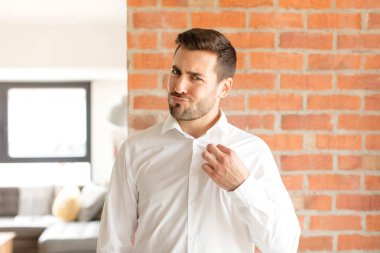 Yakışıklı iş adamı kibirli, başarılı, pozitif ve gururlu görünüyor.