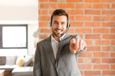 Yakışıklı pazarlamacı kameraya tatmin olmuş, kendine güvenen, dost canlısı bir gülümsemeyle bakıyor ve seni seçiyor.