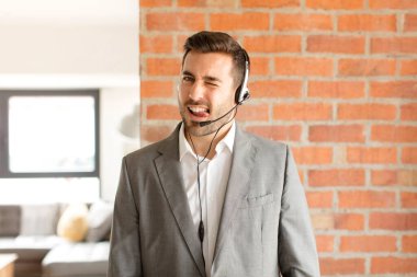 Yakışıklı pazarlamacı neşeli, kaygısız, asi tavırlı, şakacı ve dilsiz, eğlenen