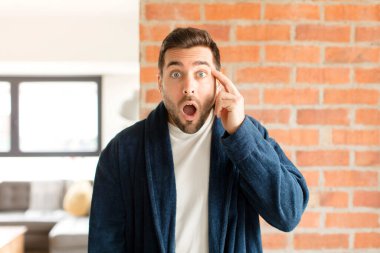 Yakışıklı adam şaşırmış, ağzı açık, şok olmuş, yeni bir düşünce, fikir ya da konsept keşfediyor.