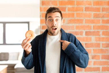 Yakışıklı adam mutlu, şaşkın ve gururlu, heyecanlı, şaşkın bakışlarla kendini işaret ediyor.