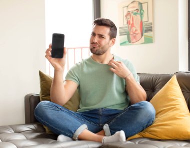 Yakışıklı adam kibirli, başarılı, pozitif ve gururlu görünüyor, kendini gösteriyor.