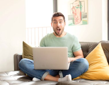 Yakışıklı adam çok şaşırmış ya da şaşkın görünüyor, ağzı açık bir şekilde 