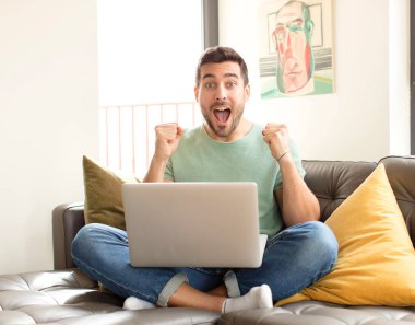 Yakışıklı adam şoke olmuş, heyecanlı ve mutlu, gülüyor ve başarıyı kutluyor.!