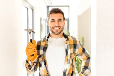 Ustabaşı mutlu bir şekilde gülümsüyor, eli kalçasında ve kendinden emin, olumlu, gururlu ve arkadaş canlısı.