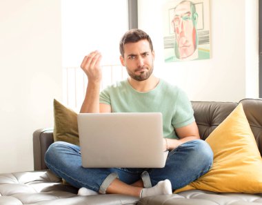 Yakışıklı adam kapiş ya da para yapıyor, sana borçlarını ödemeni söylüyor.!