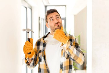 Becerikli düşünen, kuşkulu ve kafası karışık hisseden, farklı seçenekleri olan, hangi kararı vereceğini merak eden biri.