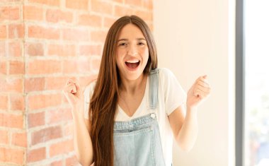 Güzel bir kadın şoke olmuş, heyecanlı ve mutlu, gülüyor ve başarıyı kutluyor.!