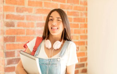 Neşeli, kaygısız, asi tavırlı, şakacı ve dilsiz, eğlenen