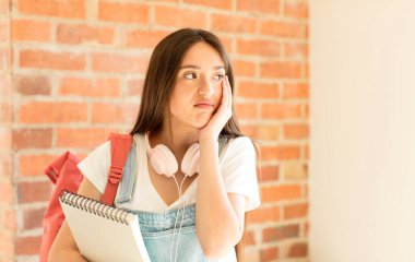 Sıkıldım, hayal kırıklığına uğradım ve uykum geldi. Yorucu, sıkıcı ve can sıkıcı bir işin ardından ellerimle yüzümü tuttum.