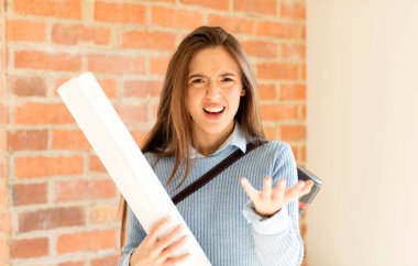 Güzel mimar sinirli, sinirli ve hayal kırıklığına uğramış görünüyor. Senin neyin var? 