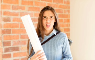 Güzel bir mimar kendini iğrenç ve rahatsız hisseder, dilini dışarı çıkarır, iğrenç ve iğrenç bir şeyden hoşlanmaz.