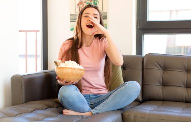 Mutlu, heyecanlı ve pozitifim. Ellerim ağzımın kenarındayken bağırıyorum.