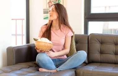 Profil görünümünde ilerideki boşluğu kopyalamak, düşünmek, hayal etmek veya hayal kurmak