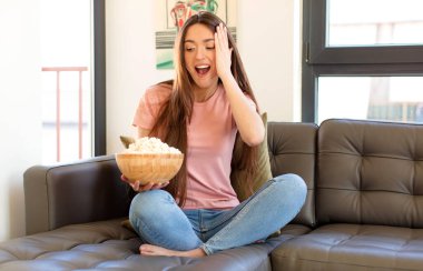 Mutlu, heyecanlı ve şaşırmış hissediyorum, iki elimle de yana bakıyorum.