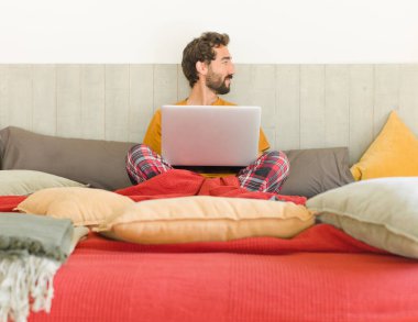 Profil görünümlü genç sakallı adam ilerideki boşluğu kopyalamaya çalışıyor, düşünüyor, hayal ediyor ya da hayal kuruyor.