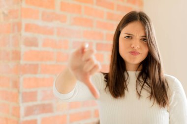 Huysuz, sinirli, sinirli, hayal kırıklığına uğramış ya da canı sıkkın genç bir kadın.