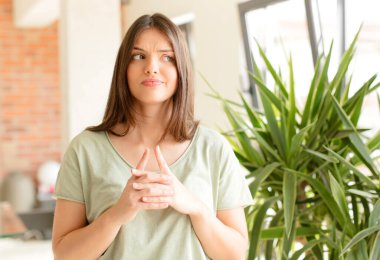 Güzel bir kadın entrika çeviriyor, komplo kuruyor, sinsi hileler ve hileler düşünüyor, kurnazlık ve ihanet.