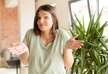 Güzel kadın şaşkın ve kafası karışmış hissediyor, doğru cevap ya da karardan emin değil, bir seçim yapmaya çalışıyor.