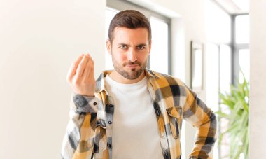 Yakışıklı adam kapiş ya da para yapıyor, sana borçlarını ödemeni söylüyor.!