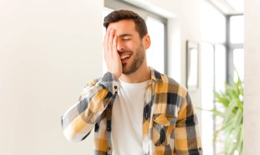 Yakışıklı adam gülüyor ve alnına şaplak atıyor. Unuttum ya da aptalca bir hataydı. 