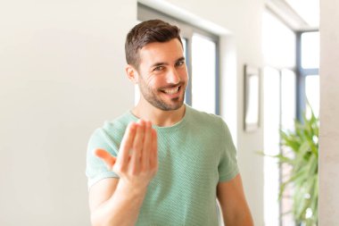 Yakışıklı adam kendini mutlu, başarılı ve kendinden emin hissediyor. Meydan okumayla yüzleşip 