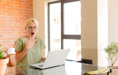 Güzel öğrenci mutlu, şaşkın ve gururlu, heyecanlı ve şaşkın bakışlarla kendini işaret ediyor.