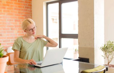Güzel bir öğrenci stresli, endişeli, yorgun ve hayal kırıklığına uğramış, gömleğini çekmiş, sorunlu görünüyor.