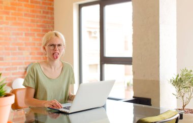 Güzel öğrenci tiksinmiş ve rahatsız olmuş hissediyor, dilini dışarı çıkarıyor, iğrenç ve iğrenç bir şeyden hoşlanmıyor.