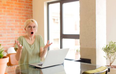 Güzel bir öğrenci son derece şok olmuş ve şaşırmış, endişeli ve paniklemiş, stresli ve dehşete kapılmış bir bakışla