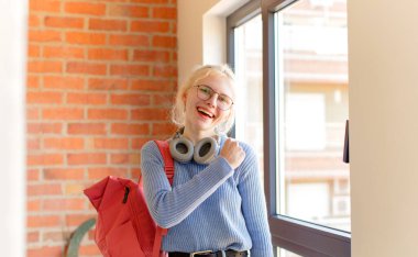 Güzel bir öğrenci mutlu, pozitif ve başarılı hissediyor, bir meydan okumayla karşılaştığında motive oluyor ya da iyi sonuçları kutluyor.