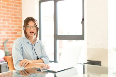 Güzel pazarlamacı çok şaşırmış ya da şaşırmış görünüyor, ağzı açık bir şekilde 